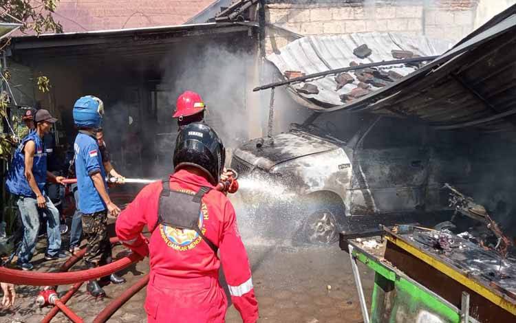 Petugas Damkar Kobar serta instansi terkait lainnya saat memadamkan kebakaran di rumah warga Jalan HM Rafi'i, Gang Kemuning, RT 23, Kelurahan Madurejo