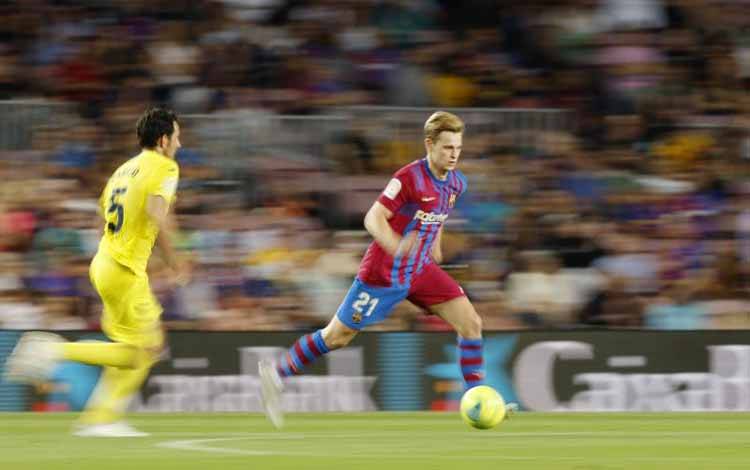 Pemain FC Barcelona Frenkie de Jong (kanan) saat berduel dengan pemain Villarreal Dani Parejo dalam pertandingan liga di Camp Nou, Barcelona, Spanyol, 22 Mei 2022. ANTARA/REUTERS/ALBERT GEA