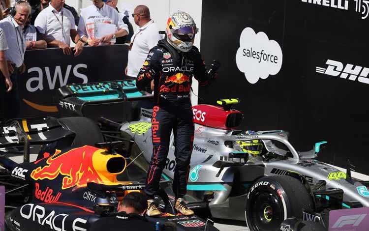 Pebalap tim Red Bull Max Verstappen melakukan selebrasi setelah menjuarai Grand Prix Kanada di Sirkuit Gilles Villeneuve, Montreal, Minggu (19/6/2022).(ANTARA/REUTERS/CHRIS HELGREN)