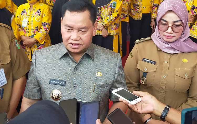 Bupati Kotim Halikinnor didampingi Wakil Bupati Irawati saat diwawancarai sejumlah wartawan.