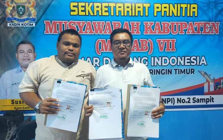 Ketua Tim Verifikasi Mukab Kotim, Aliansyah saat menunjukkan berkas verifikasi kandidat calon ketua Kadin Kotim.