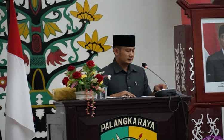 Wali Kota Palangka Raya, Fairid Naparin saat menyampaikan pertanggungjawaban pelaksanaan APDB, Senin, 20 Juni 2022.