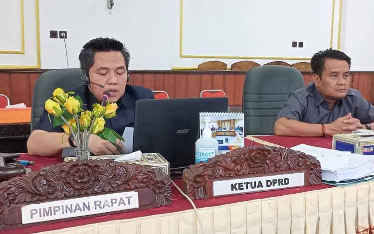 Wakil Ketua I DPRD Barito Timur Ariantho S Muler (kiri) memimpin rapat paripurna penyampaian laporan hasil rapat kerja atas pengajuan Raperda Inisiatif DPRD tentang pokok pikiran DPRD Barito Timur.