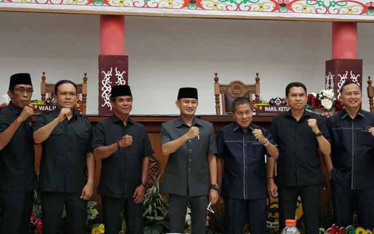 Wali Kota Palangka Raya, Fairid Naparin (tengah) foto bersama anggota dewan seusai paripurna 
