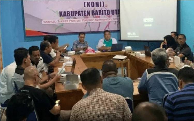 Ketua Harian KONI sekaligus ketua panitia Syahmiludin A Surapati saat memimpin rapat pemantapan pelaksanaan Porkab Barito Utara tahun 2022, di aula KONI setempat.