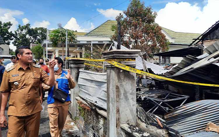 Pj Bupati Kobar Anang Dirjo saat meninjau lokasi kebakaran rumah warga di Jalan HM Rafi'i, Gang Kemuning 3, Kelurahan Madurejo.