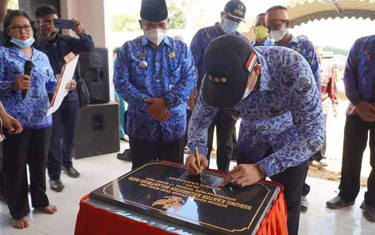 Bupati Lamandau Hendra Lesmana menandatangani prasasti di pendopo Kecamatan Belantikan Raya.