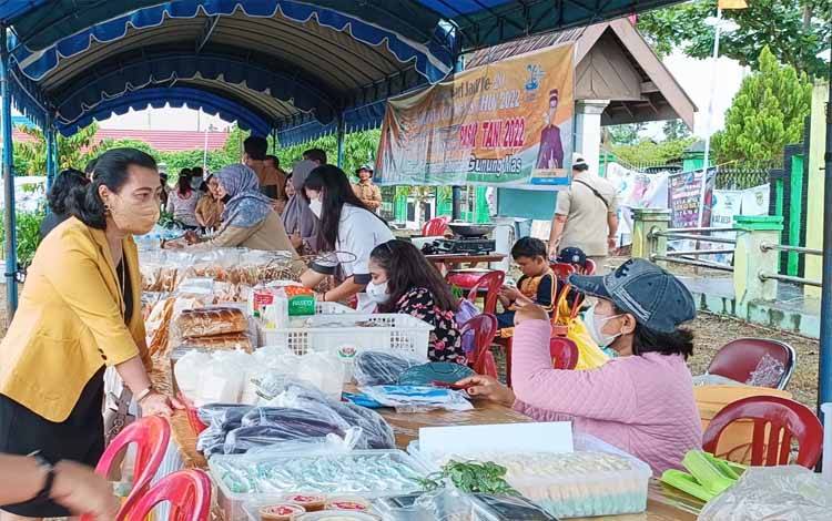 Anggota DPRD kabupaten Gunung Mas Rayaniatie Djangkan saat meninjau pasar tani yang digelar di halaman kantor Dinas Pertanian, Senin 20 Juni 2022