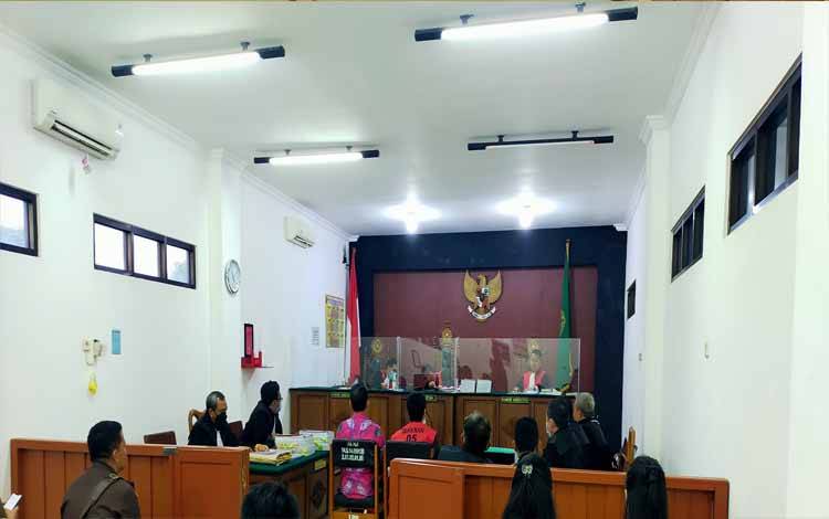 Para Terdakwa saat menjalani sidang di Pengadilan Negeri Palangka Raya