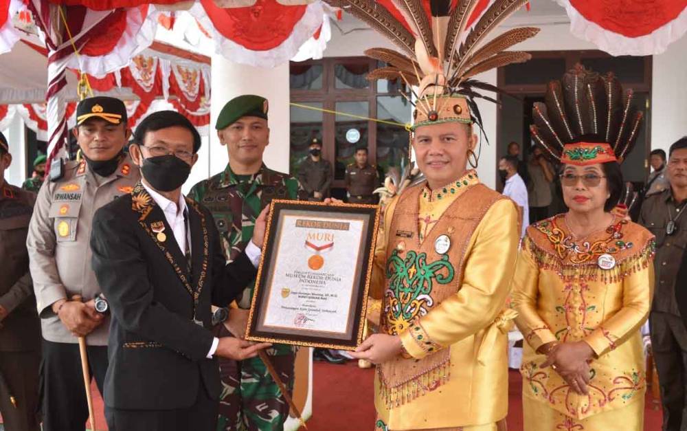 Bupati Gunung Mas Jaya S Monong menerima piagam penghargaan,  rekor MURI pemasangan spanduk terbanyak pada Selasa 21 Juni 2022