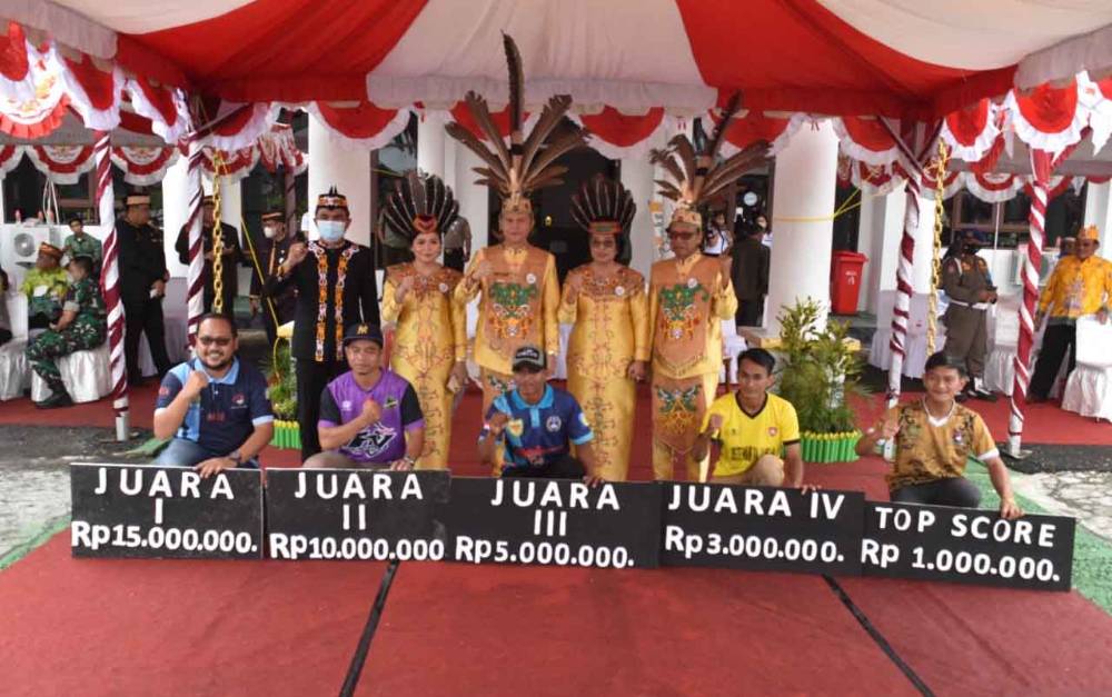 Bupati Gunung Mas Jaya S Monong, Wakil Bupati Efrensia L.P Umbing bersama dengan pemenang turnamen sepak bola Bupati Cup 2022