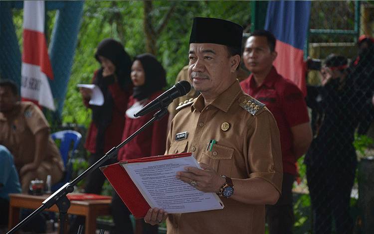 Bupati Seruyan Yulhaidir menyampaikan sambutan pada pelantikan anggota BPD.