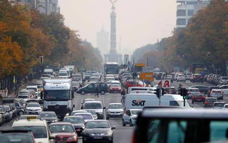Foto Dokumen: Mobil-mobil terlihat di jalan Kaiserdamm di Berlin, Jerman, 9 Oktober 2018. ANTARA/REUTERS/Fabrizio Bensch/Foto Dokumen