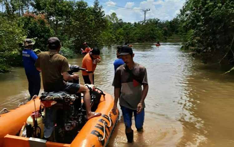 Sejumlah warga di Kabupaten Lamandau diungsikan petugas Badan Penanggulangan Bencana Daerah setempat akibat terdampak banjir.