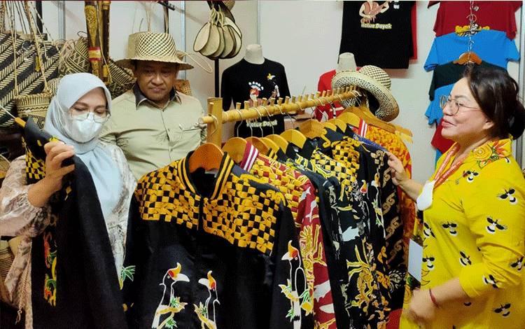 Wakil Gubernur Kalteng H. Edy Pratowo, bersama istrinya, berkesempatan mampir ke stand UMKM Kalteng, pada kegiatan pameran/bazar UMKM yang dilaksanakan di Jogja Expo Center.