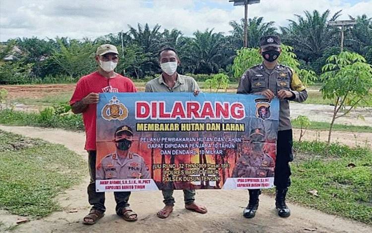 Personel Polsek Dusun Tengah melakukan sosialisasi pencegahan kebakaran hutan dan lahan di Desa Putut Tawuluh.