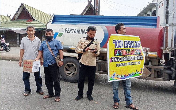 Ketua Asosiasi Pedagang Pasar Temenggoeng Djaja Karti Tamiang Layang, Irham (paling kiri) didampingi Koordinator Lapangan Roni Suriyadi saat terlibat langsung dalam penggalangan donasi.