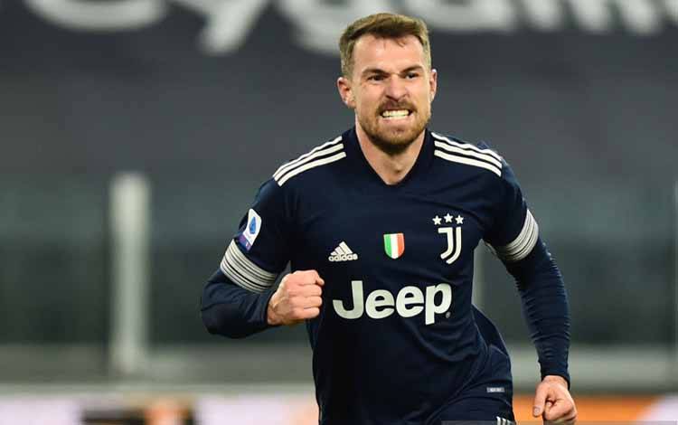 Pemain Juventus Aaron Ramsey melakukan selebrasi seusai nencetak gol dalam pertandingan Serie A melawan Saussulo di Allianz Stadium, Turin pada 10 Januari 2021. REUTERS/Massimo Pinca