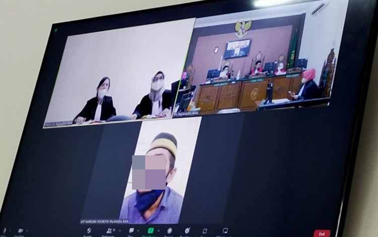 Terdakwa (bawah) menjalani sidang virtual di Pengadilan Negeri Palangka Raya