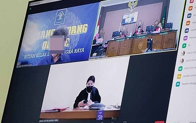 Terdakwa Roni Hariono (kiri atas) saat menjalani sidang putusan secara virtual di Pengadilan Negeri Palangka Raya