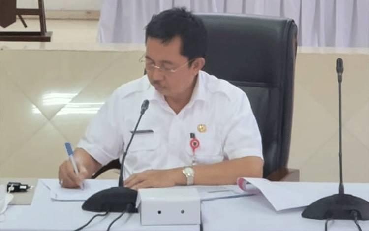 Kepala Bappedalitbang Kalteng, Kaspinor saat kegiatan Fasilitasi Rancangan Akhir RKPD Provinsi Kalteng 2023.