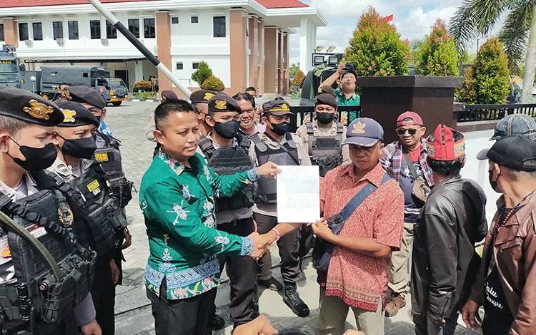 Penjabat Humas Yudi (Batik Hijau) saat menerima surat pernyataan sikap dari Arbet perwakilan warga Desa Dadahup kabupaten Kapuas