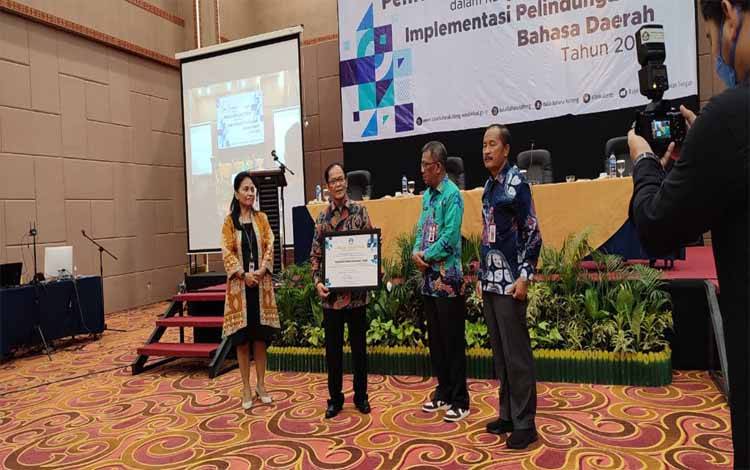 Penyerahan piagam penghargaan dari Kemendikbud Ristek kepada Pemprov Kalimantan Tengah
