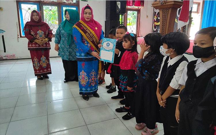 Bunda Pendidikan Anak Usia Dini (PAUD) Kabupaten Seruyan, Ny Fauziah Yulhaidir saat kegiatan pelepasan peserta didik Paud Anggrek dan Sakura.