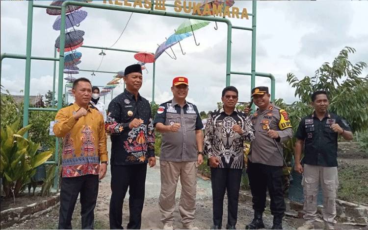 Bupati Sukamara, Windu Sibagio bersama unsur forkoomdan dan Kalapas Sukamara, Joko Prayitno saat berfoto bersama Kepala Kanwil Kemenkumham Provinsi Kalteng, Eka Putra.