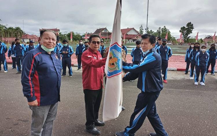Wakil Bupati Murung Raya Rejikinoor S.Sos saat melepas para peserta untuk mengikuti lomba Pekan Olahraga Pelajar tingkat Provinsi (POPPROV) di Palangkaraya, di halaman kantor Bupati Kamis (23/6).