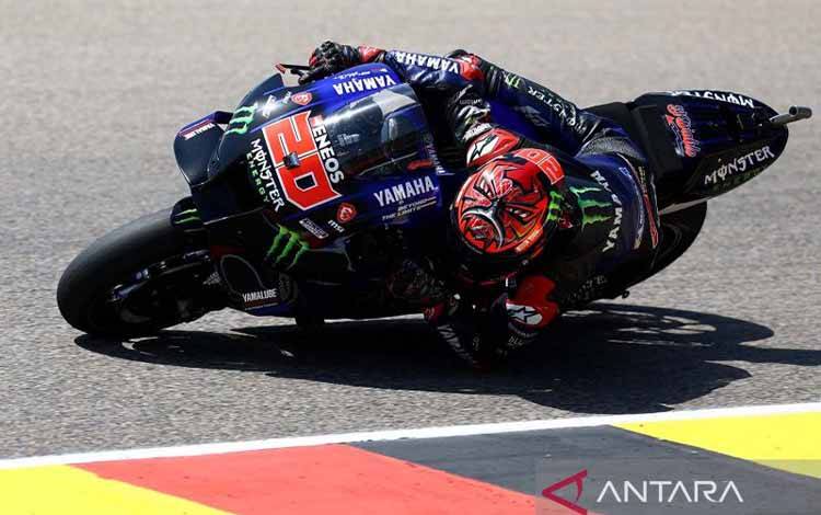 Pembalap Monster Energy Yamaha MotoGP Fabio Quartararo memacu kecepatan sepeda motornya saat balapan MotoGP German Grand Prix di Sachsenring, Hohenstein-Ernstthal, Jerman, (19/6/2022). ANTARA FOTO/REUTERS/Lisi Niesner/aww.