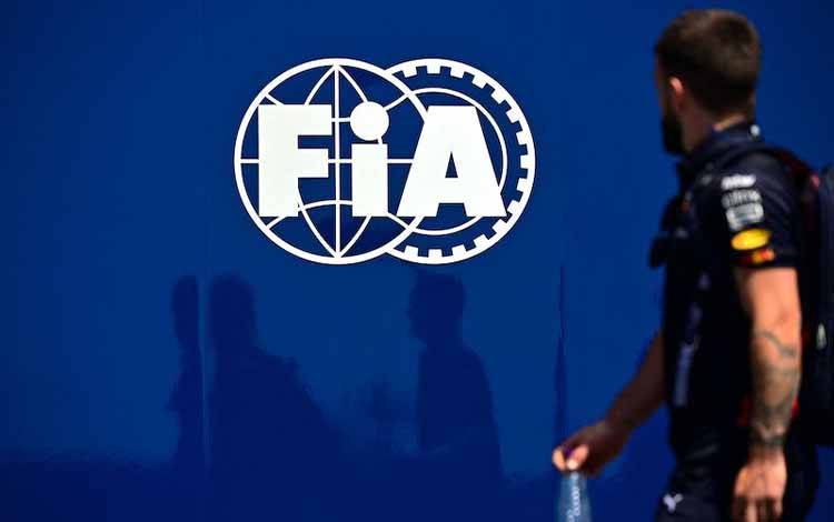 Foto ilustrasi - Seorang anggota tim Red Bull berjalan melintasi papan yang bersematkan logo federasi otomotif internasional (FIA) di sela-sela sesi latihan bebas ketiga Formula 1 Grand Prix Arab Saudi di Sirkuti Jeddah Corniche, Jeddah, Arab Saudi, Sabtu (26/3/2022). (ANTARA/AFP/Andrej Isakovic)