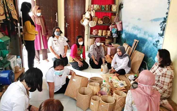 Sejumlah warga yang tergabung dalam kelompok perajin Maju Bersama, Kelurahan Nanga Bulik (tengah) membuat kerajinan khas Kabupaten Lamandau.