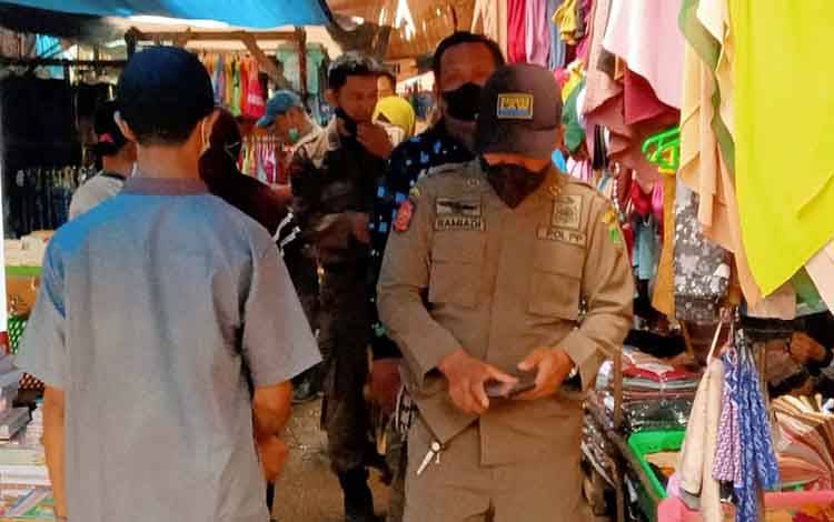 Petugas Satpol PP menyisir Pasar Ampah untuk menertibkan pengemis dan pengamen.