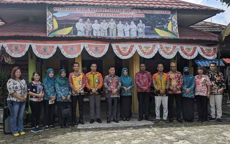 Bupati Kotim Halikinnor saat berfoto bersama tim penilai lomba kelurahan dan desa tingkat provinsi, serta pejabat Kotim lainnya. 