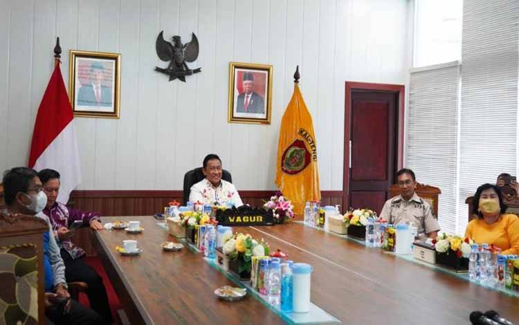 Tim Pemerintah Provinsi Kalimantan Tengah saat mengikuti rapat koordinasi secara virtual dari ruang rapat bajakah