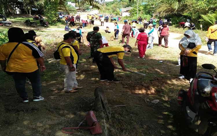 Warga Kecamatan Lamandau tampak antusias bekerja membersihkan sanitasi, memungut sampah dan kegiatan lain saat BBGRM digelar