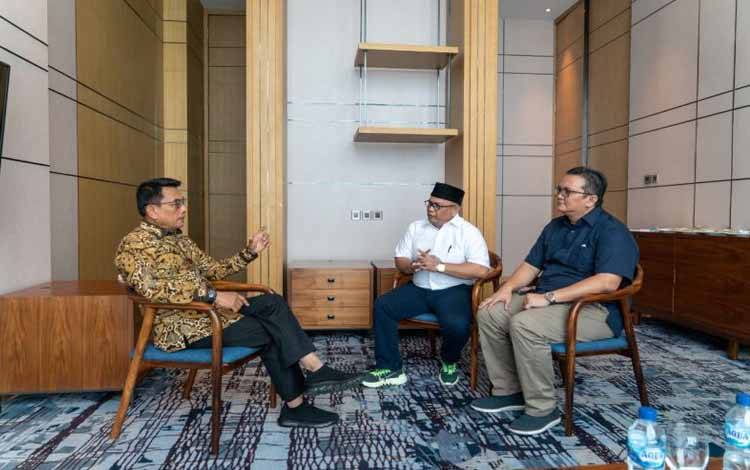 Kepala Staf Kepresidenan Moeldoko berdialog dengan pengurus Apkasindo di sela-sela kegiatan rapat koordinasi KSP bersama K/L di Batam, Kepulauan Riau, Sabtu (25/6/2022)
