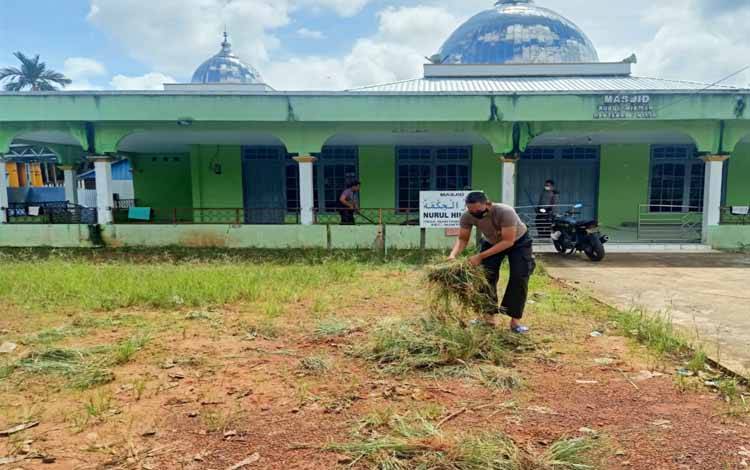Personel Polsek Mantangai saat bersihkan lingkungan tempat ibadah di Desa Mantangai Hilir