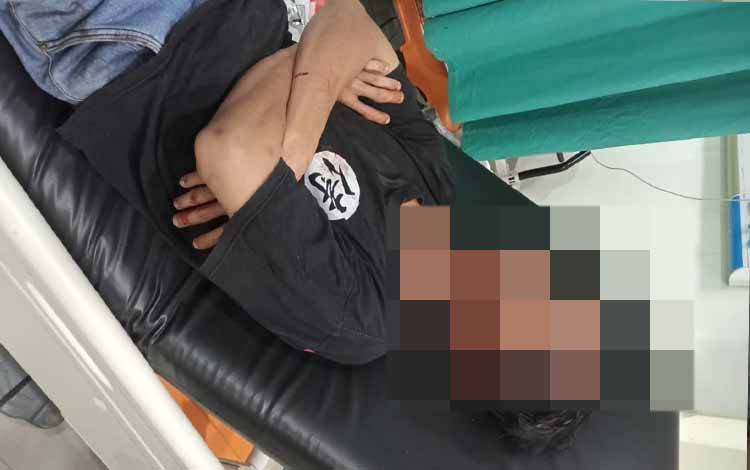 Seorang korban saat dirawat di rumah sakit usai dikeroyok sejumlah orang