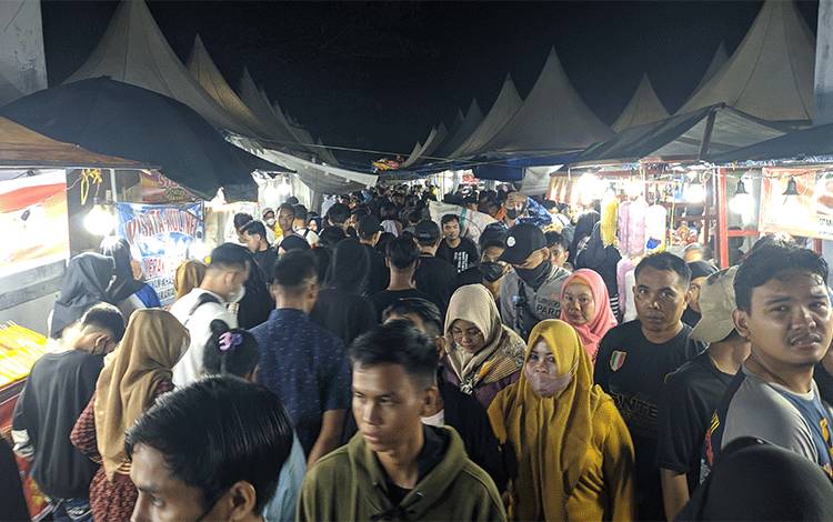  Malam penutupan bazar UMKM Harati di Sampit dipadati pengunjung, Sabtu, 25 Juni 2022 (Foto: Hamim).