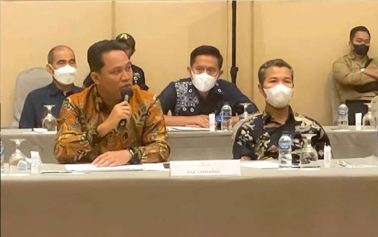  Bupati Lamandau Hendra Lesmana saat mengikuti Rapat Koordinasi Teknis Pengembangan Kelistrikan di Hotel Ritz Carlton, Jakarta.