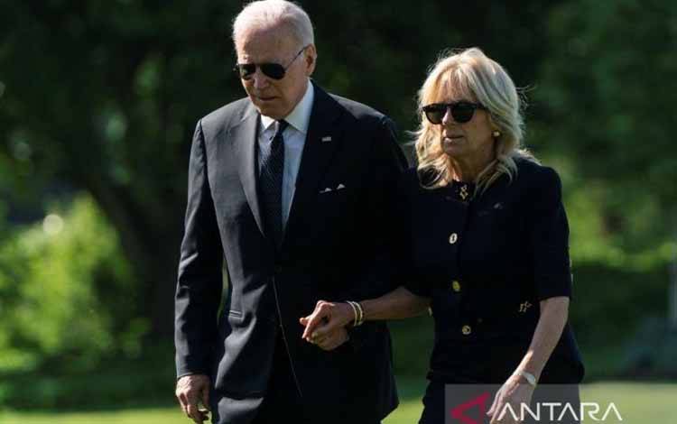 Arsip foto - Presiden AS Joe Biden dan ibu negara Jill Biden berjalan dari pesawat kepresidenan Marine One saat tiba dari Wilmington, Delaware, di Gedung Putih, Washington, AS, 30 Mei 2022. (ANTARA/Reuters/Joshua Roberts/as.)