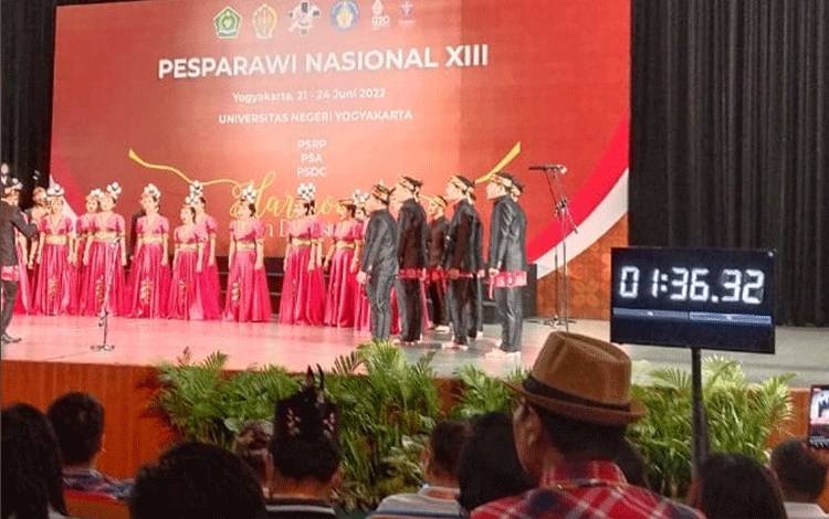 Penampilan kontestan Pesparawi Kalteng di event Pesparawi Nasional XIII di Yogyakarta.