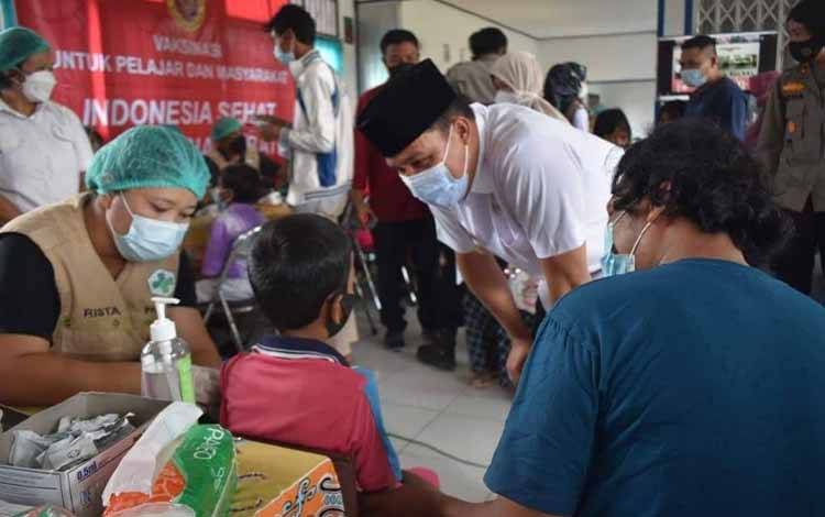 Bupati Lamandau Hendra Lesmana memantau kegiatan vaksinasi di SDN 6 Nanga Bulik, Kecamatan Bulik.