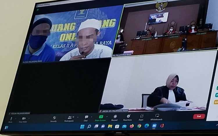 Kedua terdakwa (kiri atas) saat menjalani sidang virtual di Pengadilan Negeri Palangka Raya 