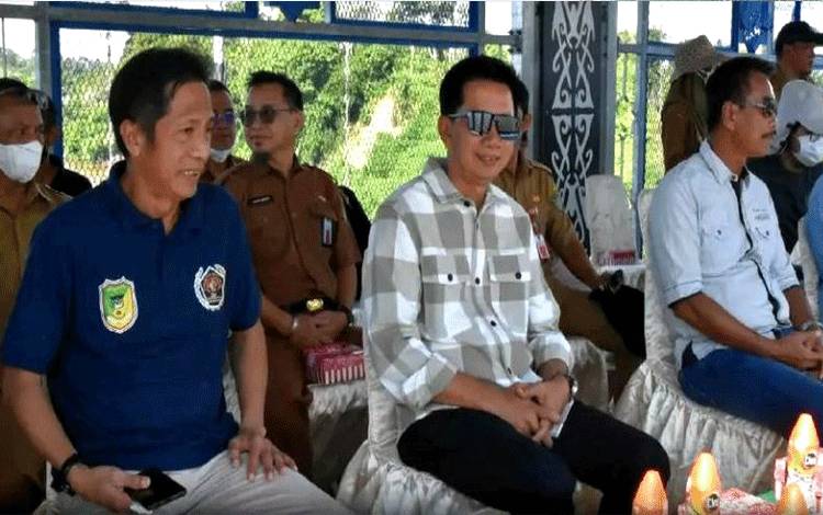 Bupati bersama Wabup, Sekda dan pejabat lainnya saat menyaksikan balap perahu bermesin dan lomba kloyok hias di atas jembatan Pangulu Iban, DAS Barito, Senin 27 Juni 2022.