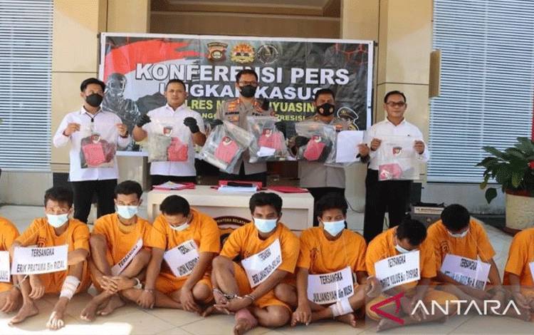 Kepala Polres Musi Banyuasin AKBP Alamsyah Pelupessy beserta jajaran memberikan keterangan pers penangkapan 9 tersangka kasus pembunuhan berencana yang diduga bayaran, di Sekayu, Musi Banyuasin, Sumatera Selatan, Senin (27/6/2022) (ANTARA/HO-Polres Muba)