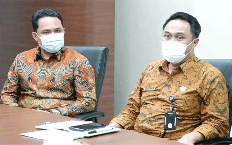  Bupati Lamandau Hendra Lesmana (kiri) saat berkoordinasi dengan Dirjen Bina Pembangunan Daerah Kemendagri, Teguh Setyabudi di Jakarta.