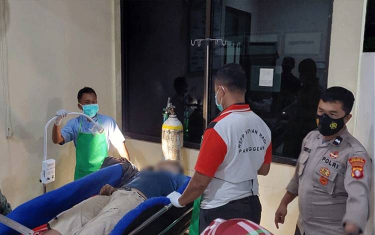 Korban bunuh diri usai dievakuasi ke Rumah Sakit Pratama Parenggean, Selasa, 28 Juni 2022.